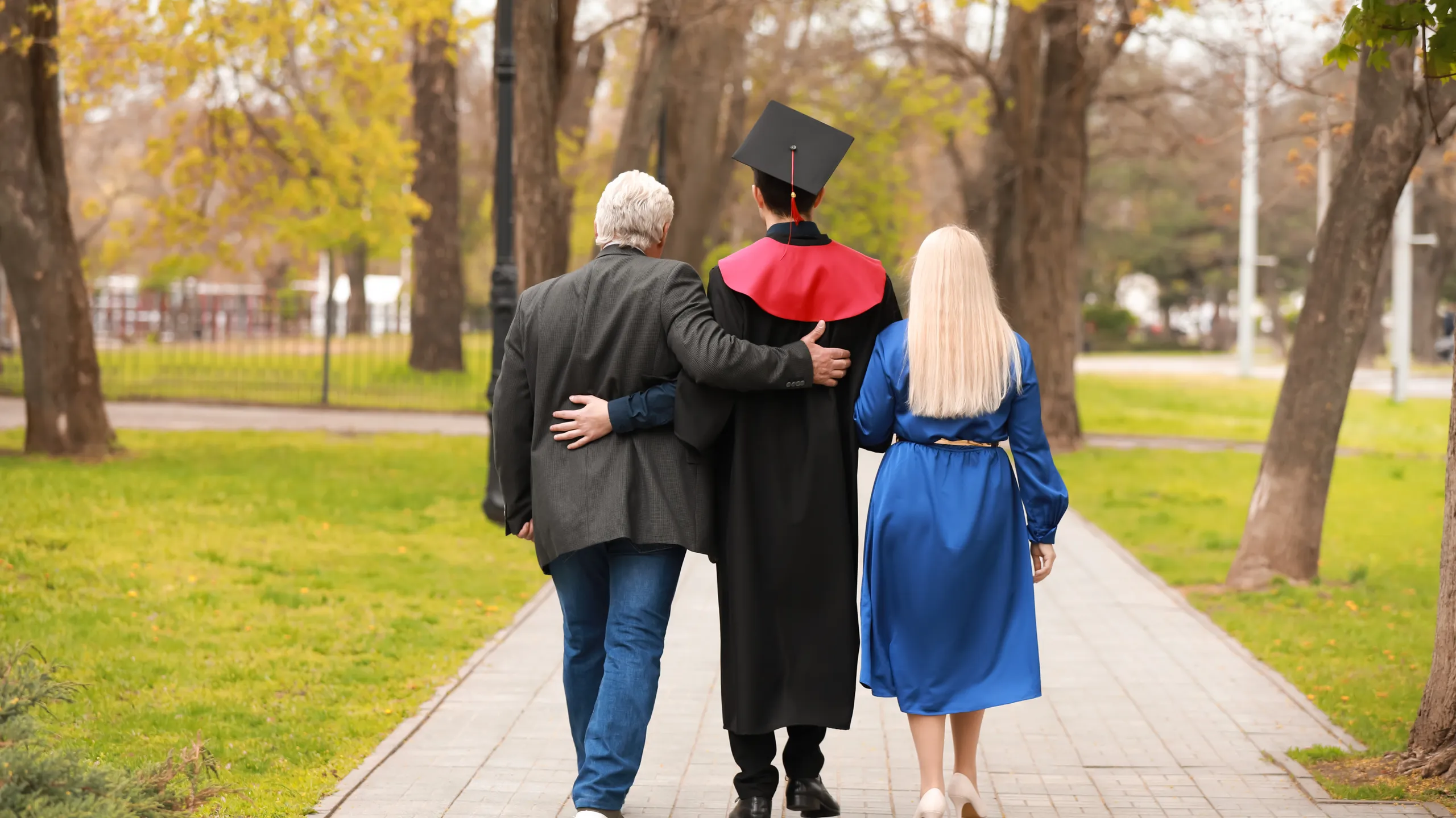Young man with his parents on graduation day