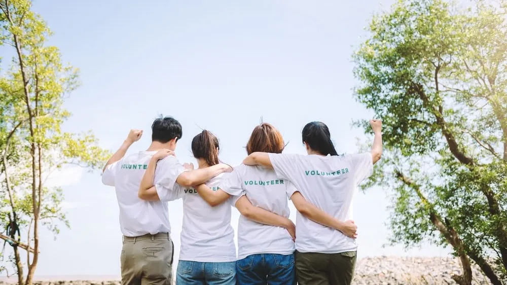 students volunteering in highschool