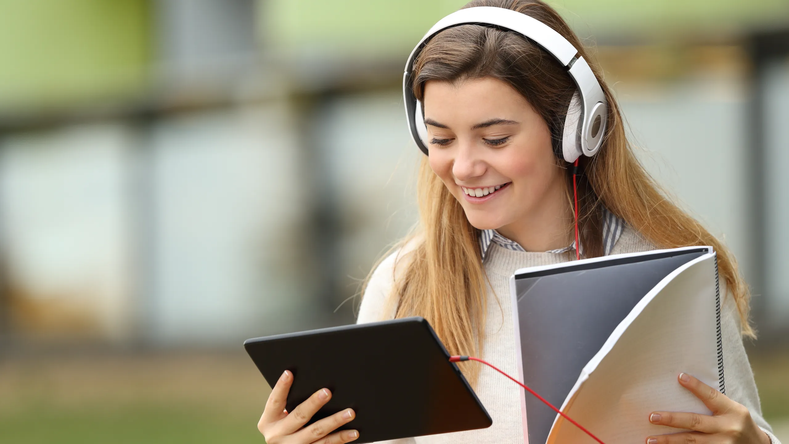 student searching information online